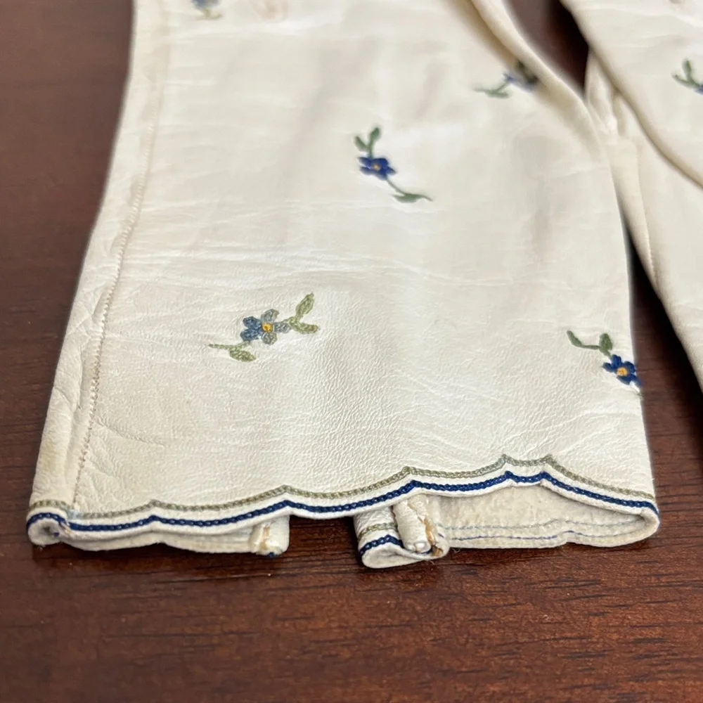 Embroidered Soft Leather embroidered gloves off white size small Vintage